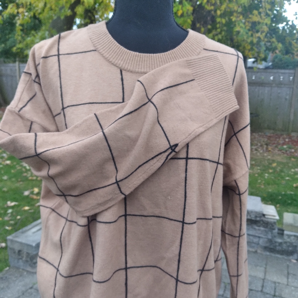 ππ Tahari Camel & Black Sweater Size Large π - Picture 9 of 16